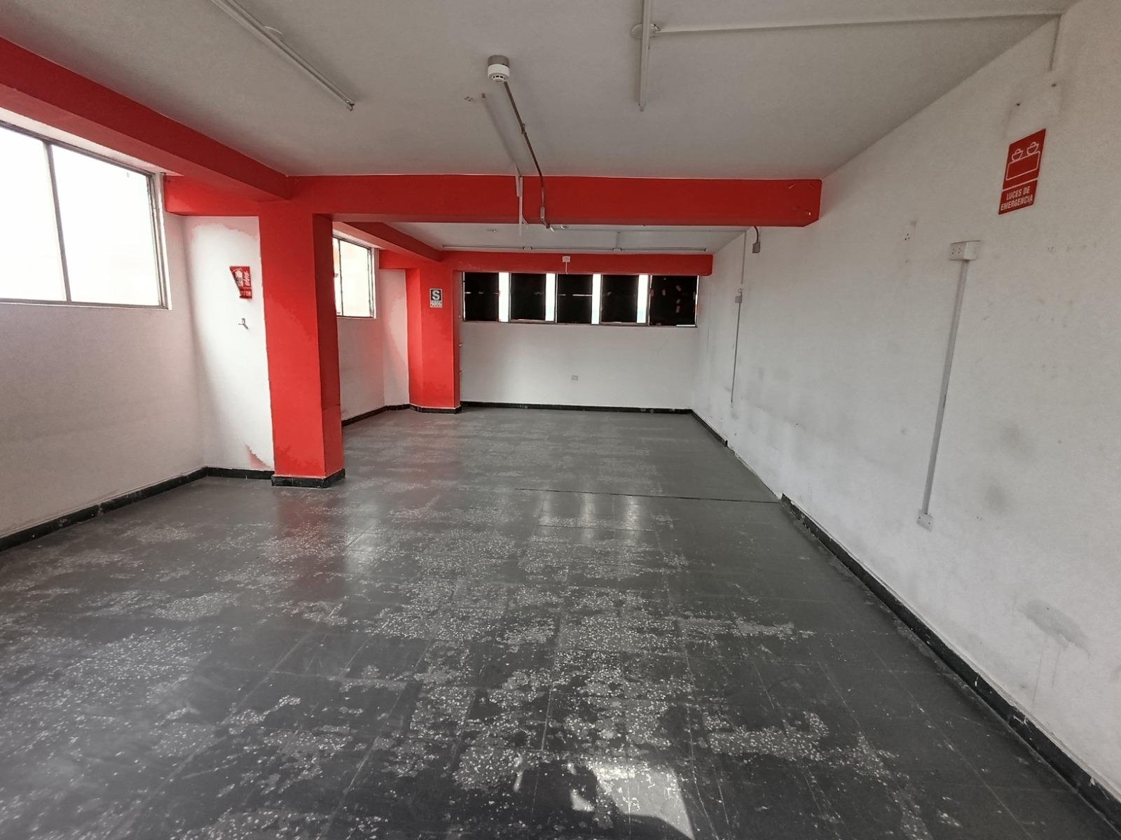 Se alquila local comercial de 4 pisos más azotea