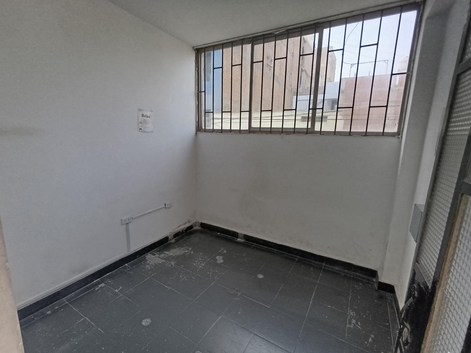 Se alquila local comercial de 4 pisos más azotea