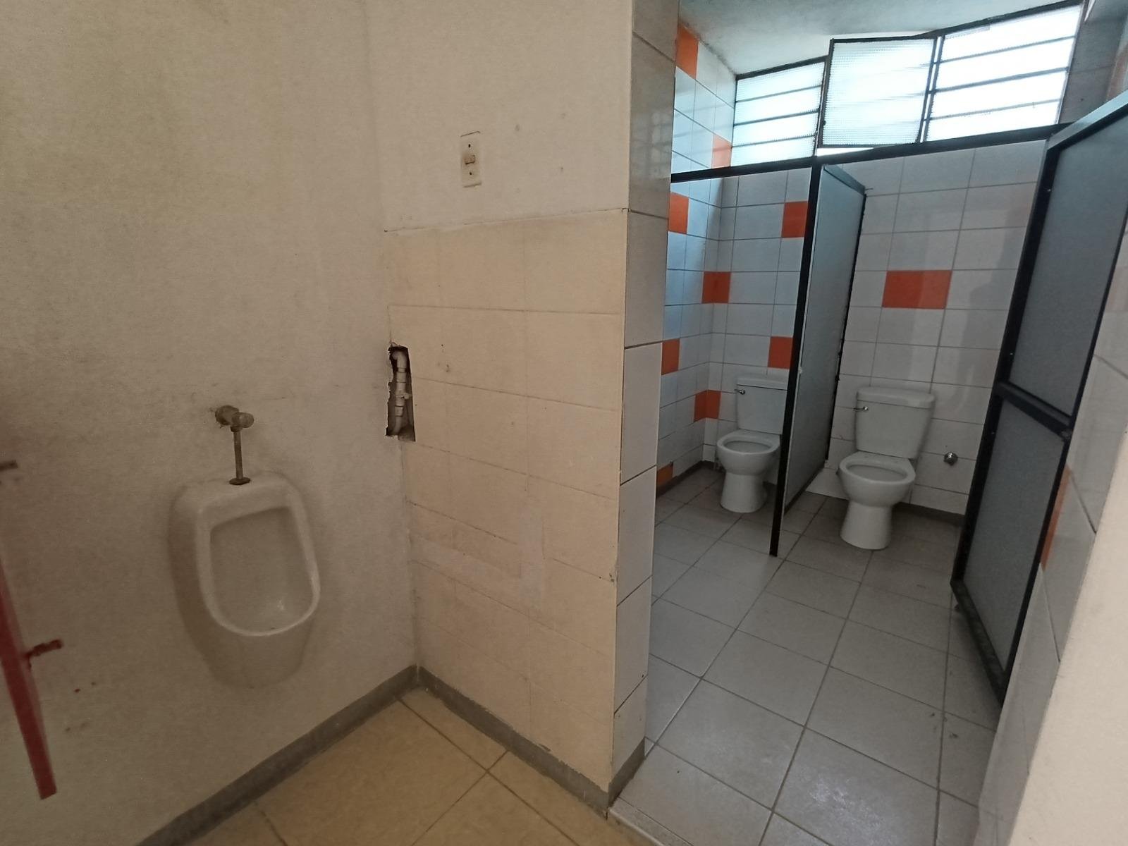 Se alquila local comercial de 4 pisos más azotea