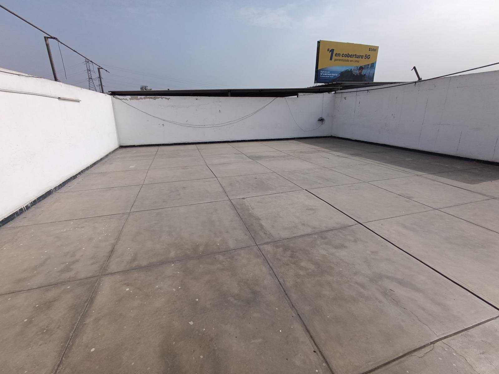 Se alquila local comercial de 4 pisos más azotea