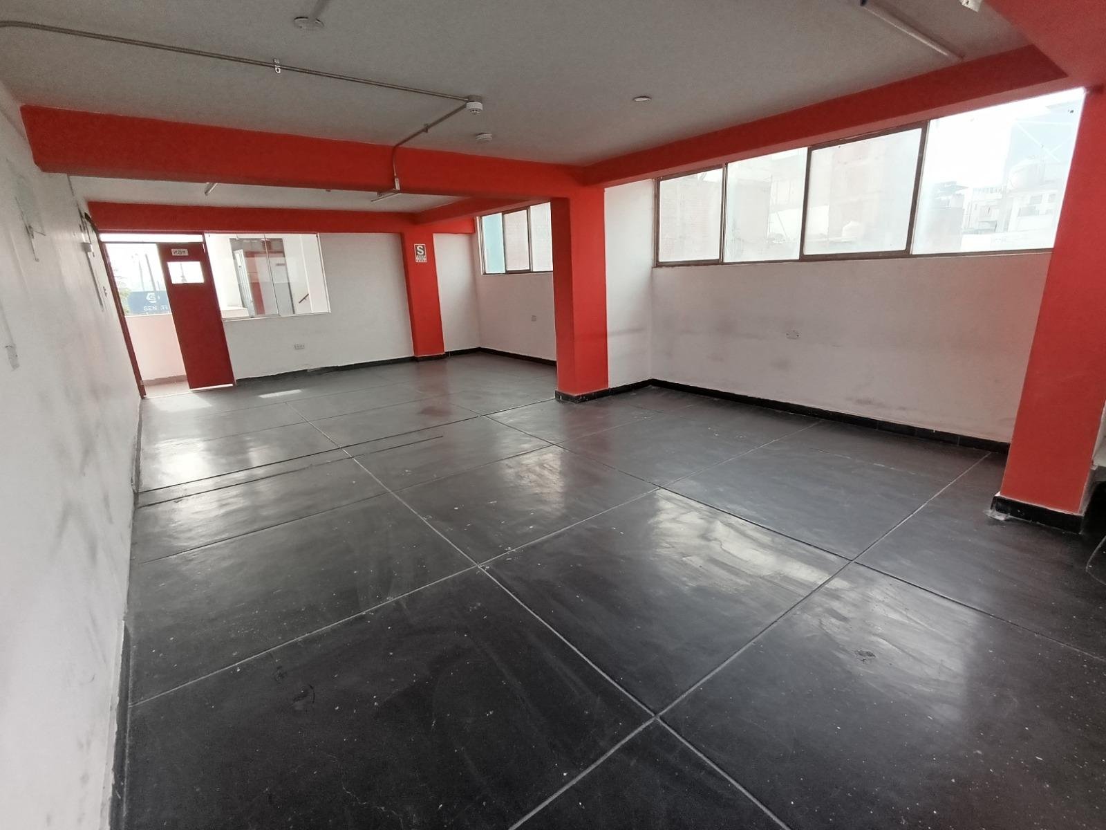Se alquila local comercial de 4 pisos más azotea