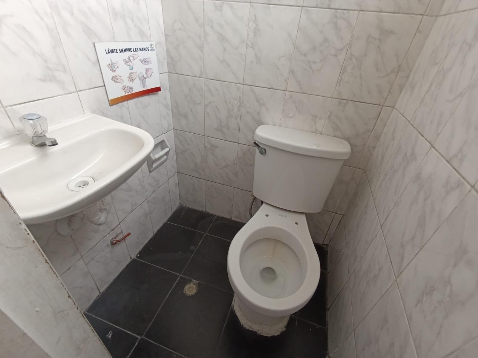 Se alquila local comercial de 4 pisos más azotea