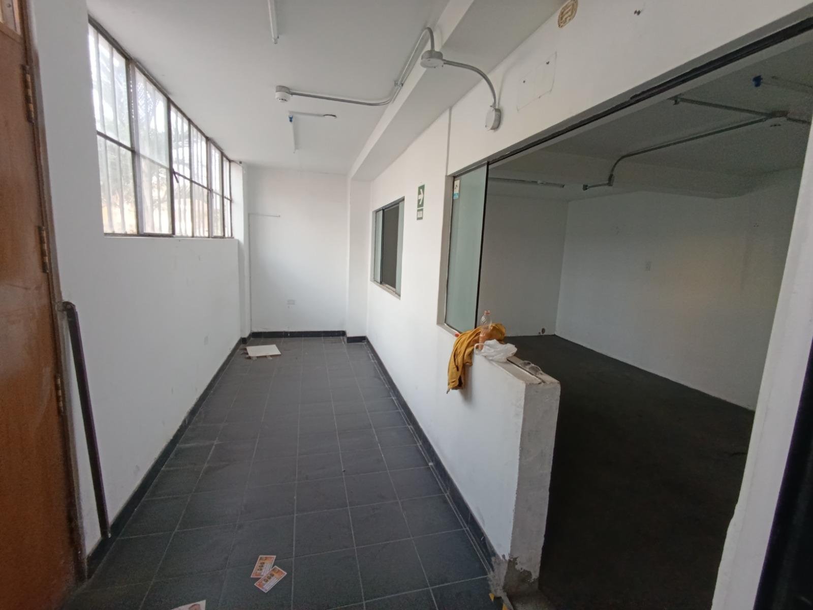 Se alquila local comercial de 4 pisos más azotea