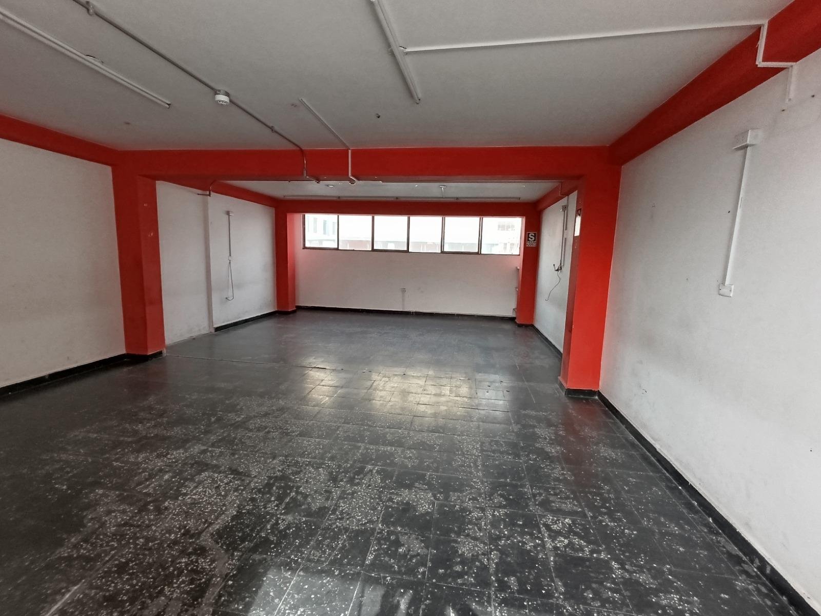 Se alquila local comercial de 4 pisos más azotea