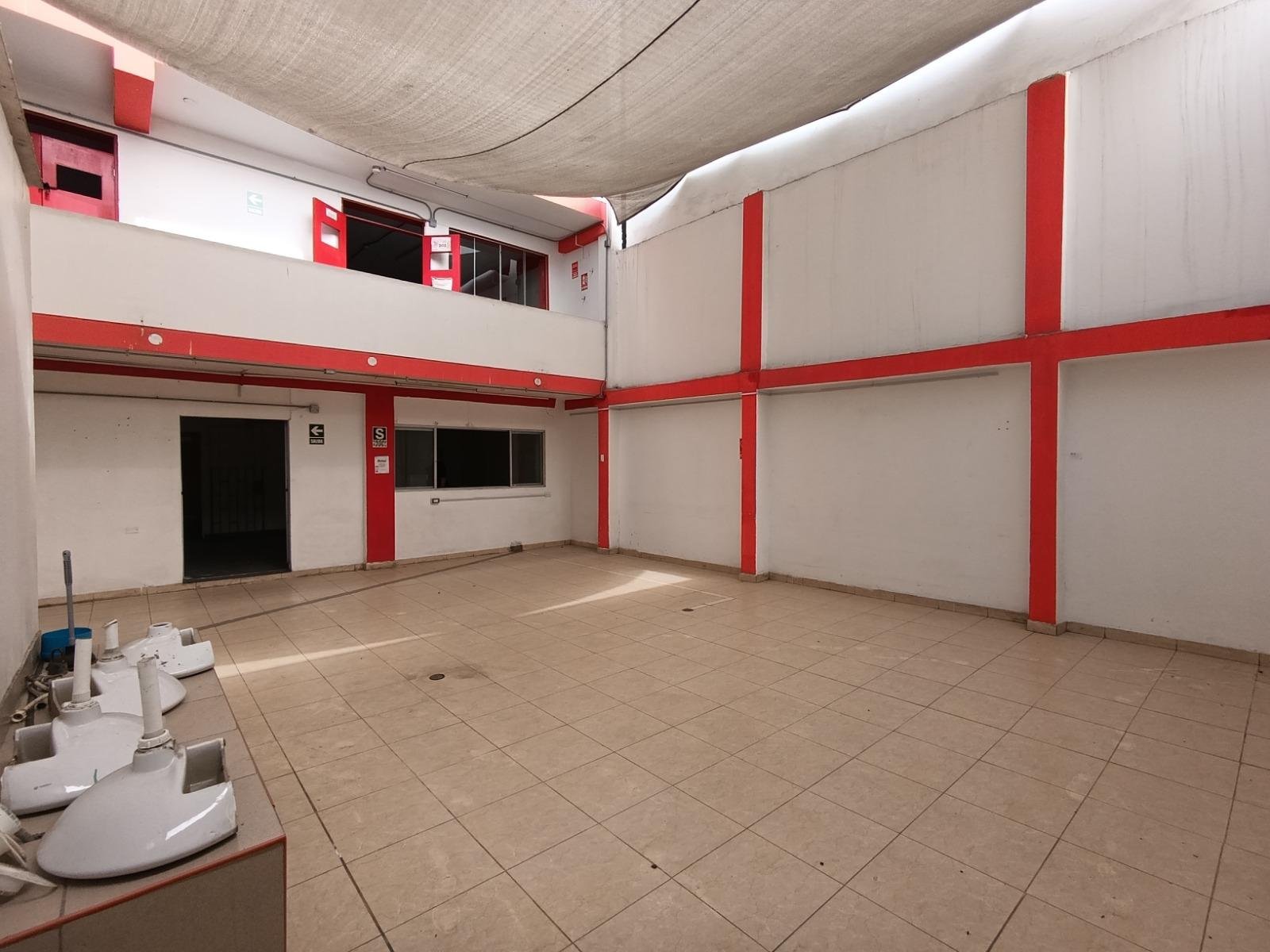 Se alquila local comercial de 4 pisos más azotea