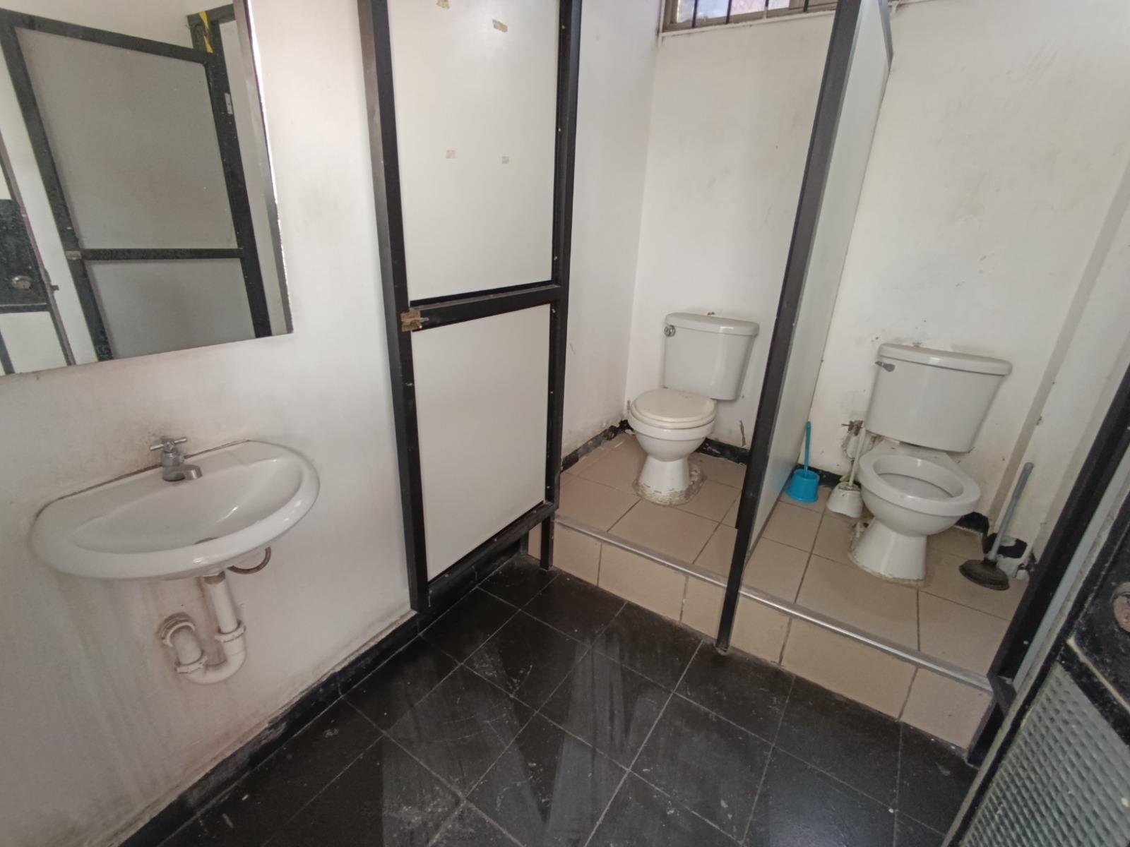 Se alquila local comercial de 4 pisos más azotea