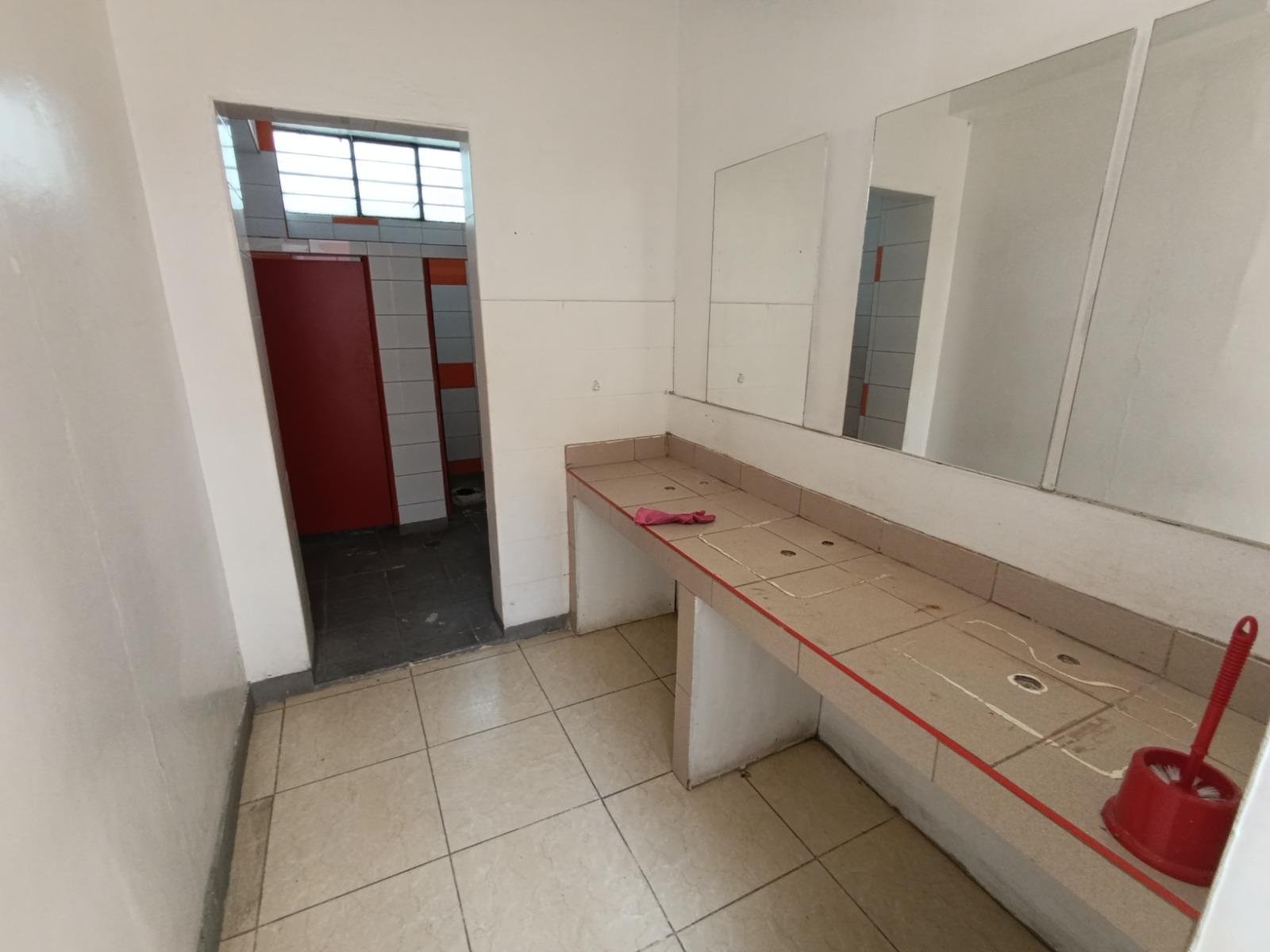 Se alquila local comercial de 4 pisos más azotea