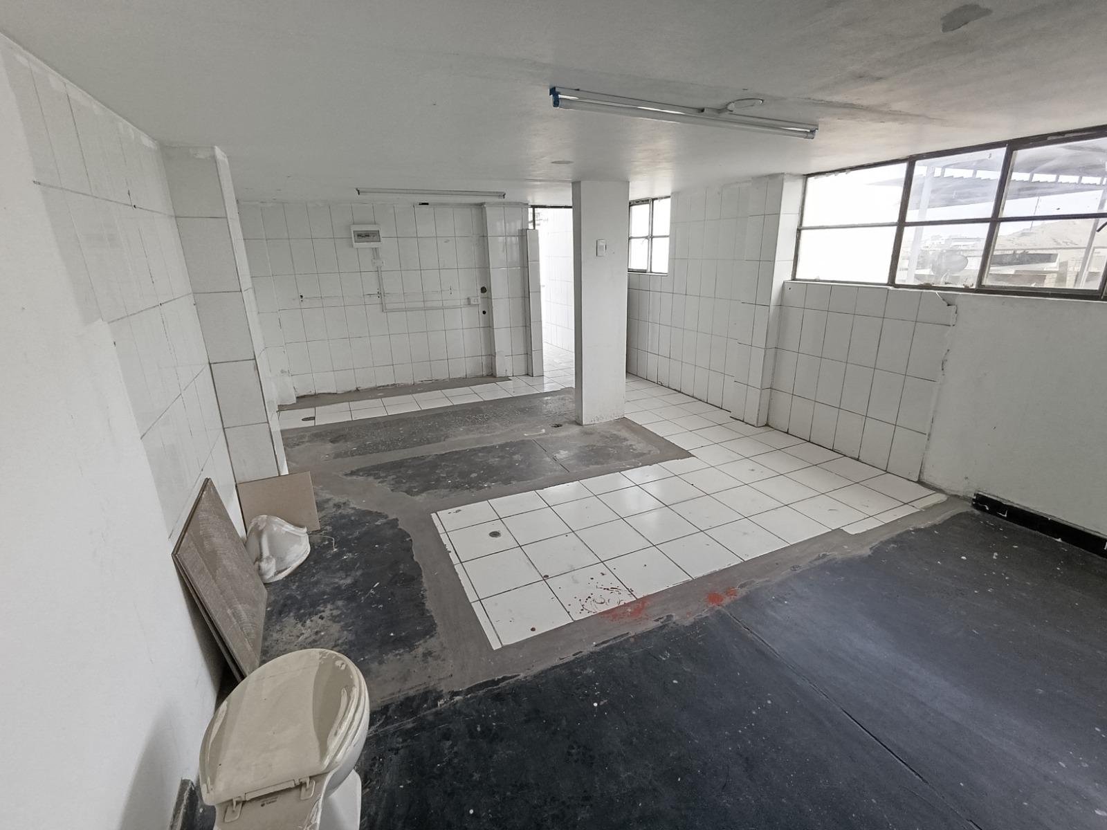 Se alquila local comercial de 4 pisos más azotea