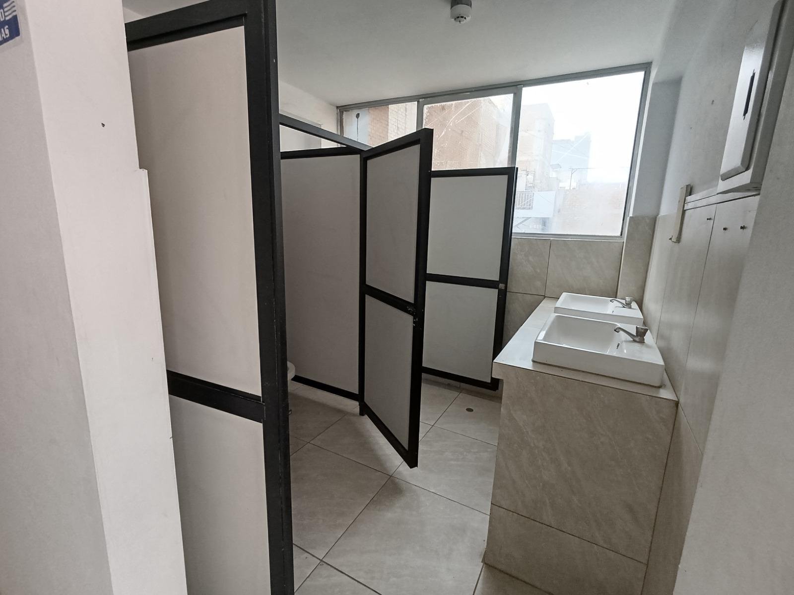 Se alquila local comercial de 4 pisos más azotea