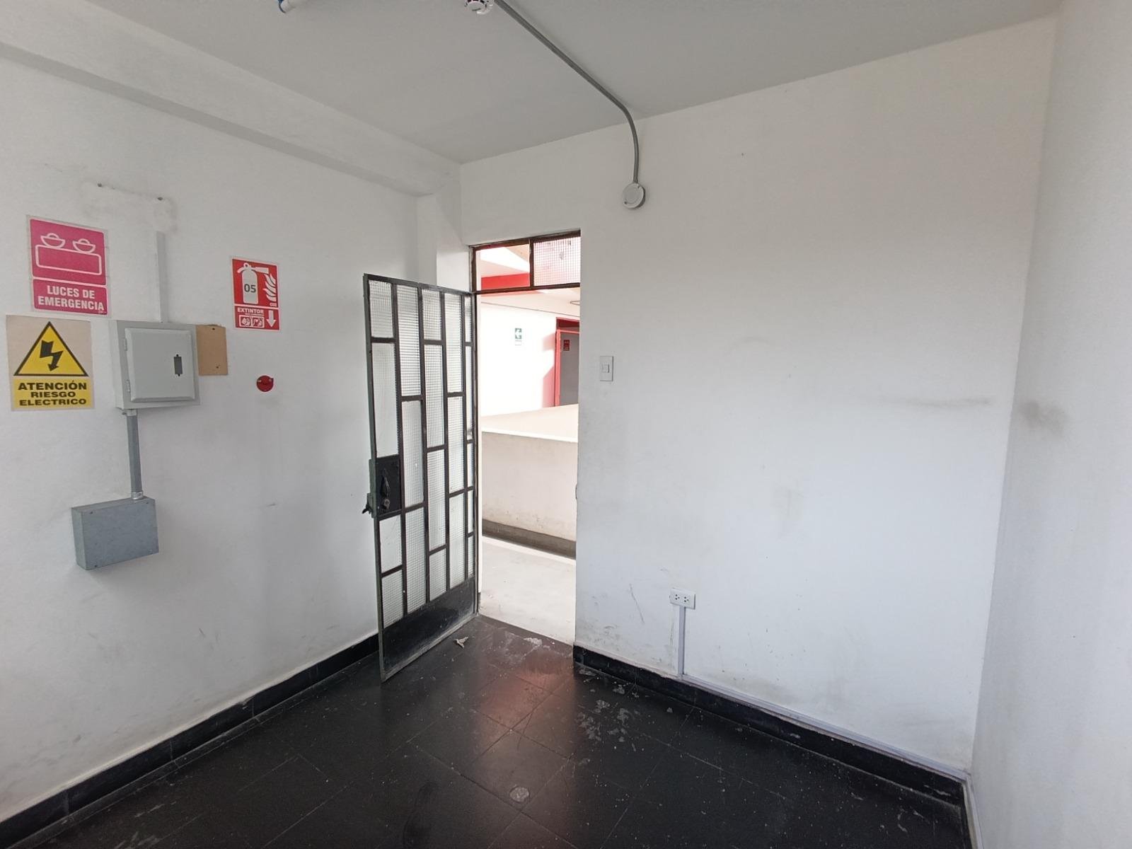 Se alquila local comercial de 4 pisos más azotea