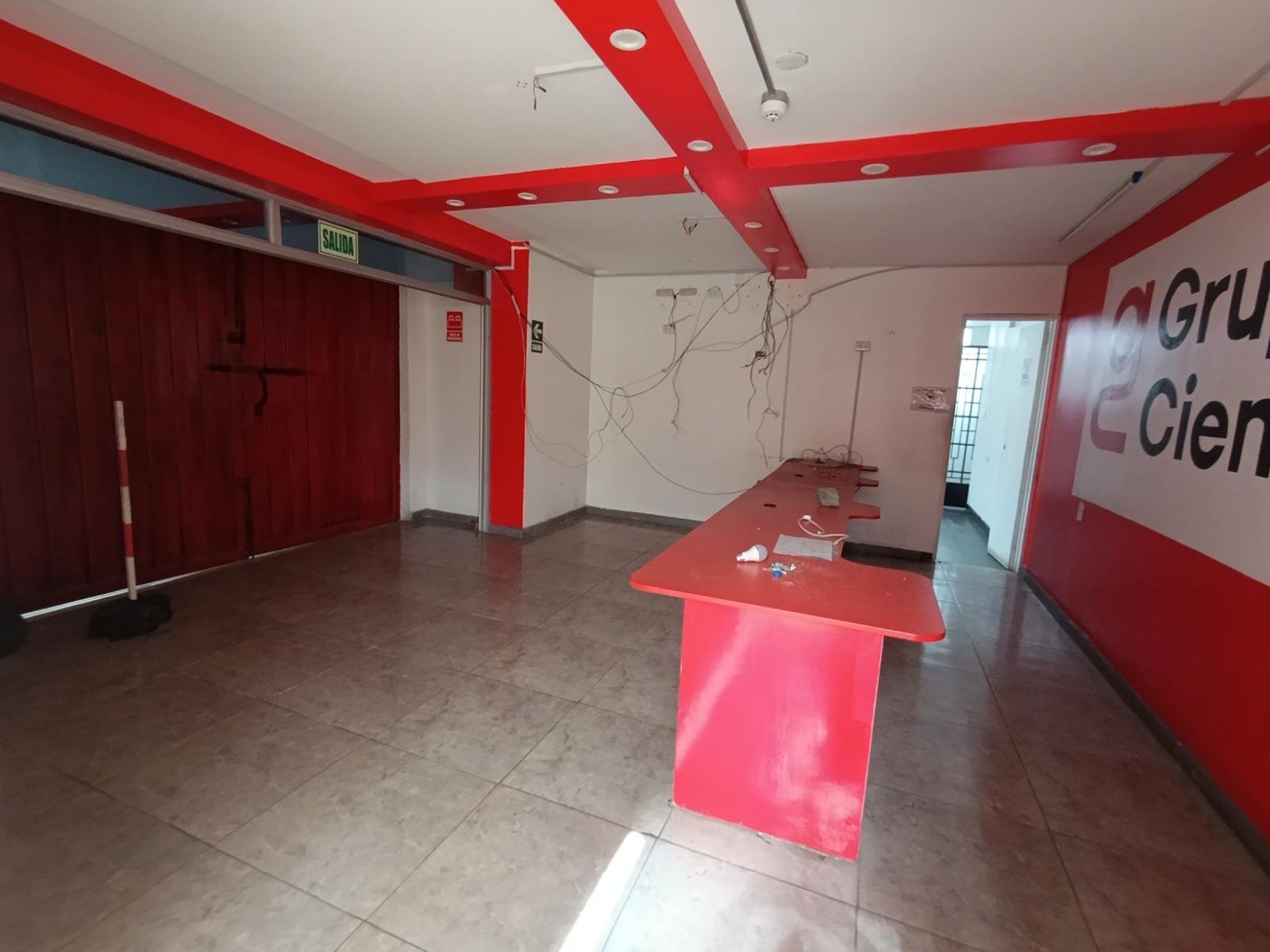 Se alquila local comercial de 4 pisos más azotea