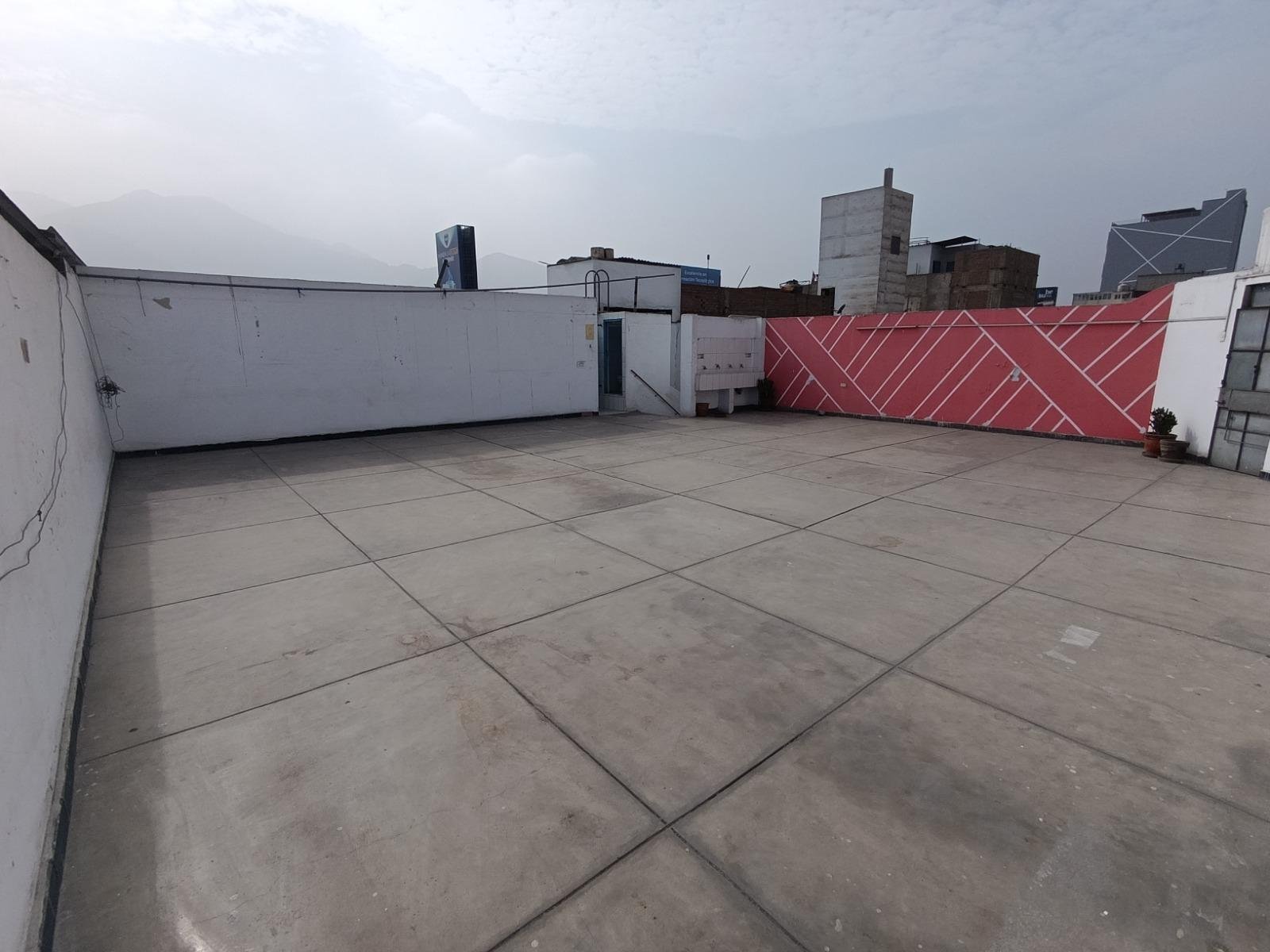 Se alquila local comercial de 4 pisos más azotea