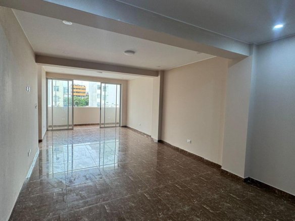 Venta de Amplio Departamento en Chorrillos – Excelente Ubicación