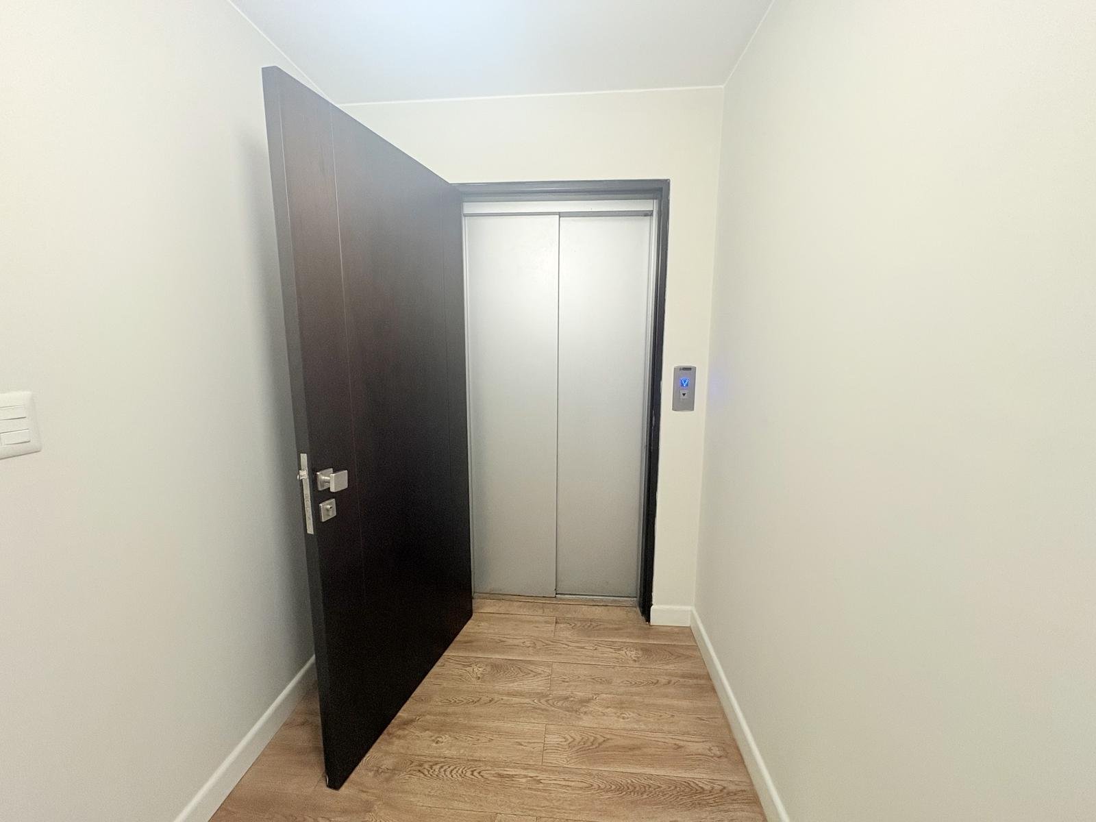 Vendo departamento en San Isidro con dos cocheras.