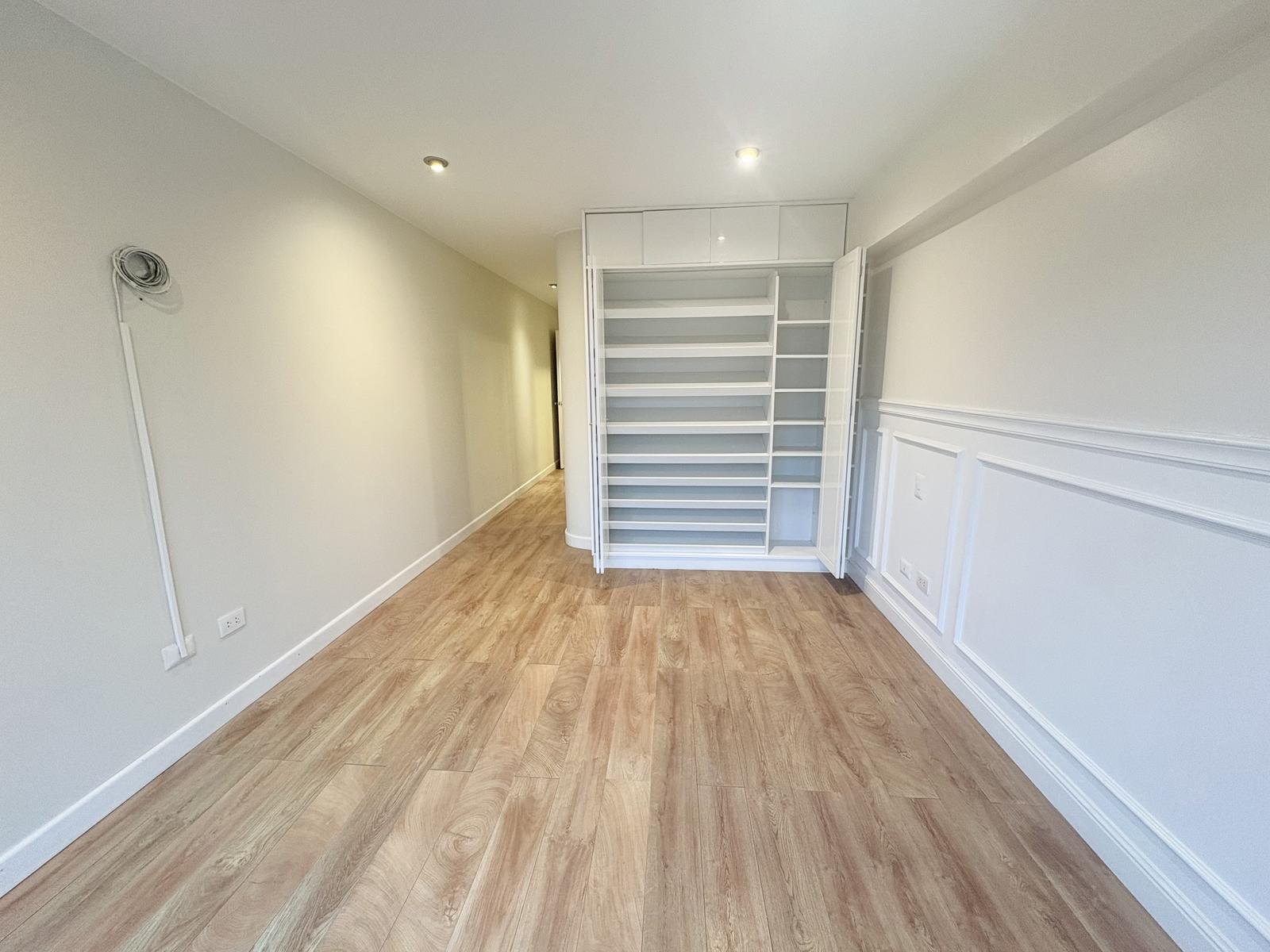 Vendo departamento en San Isidro con dos cocheras.