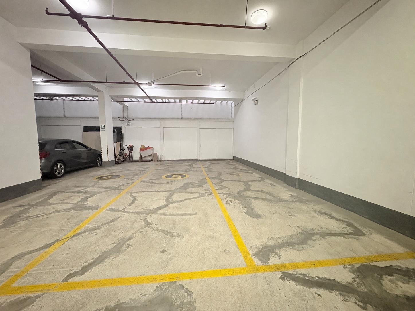 Vendo departamento en San Isidro con dos cocheras.