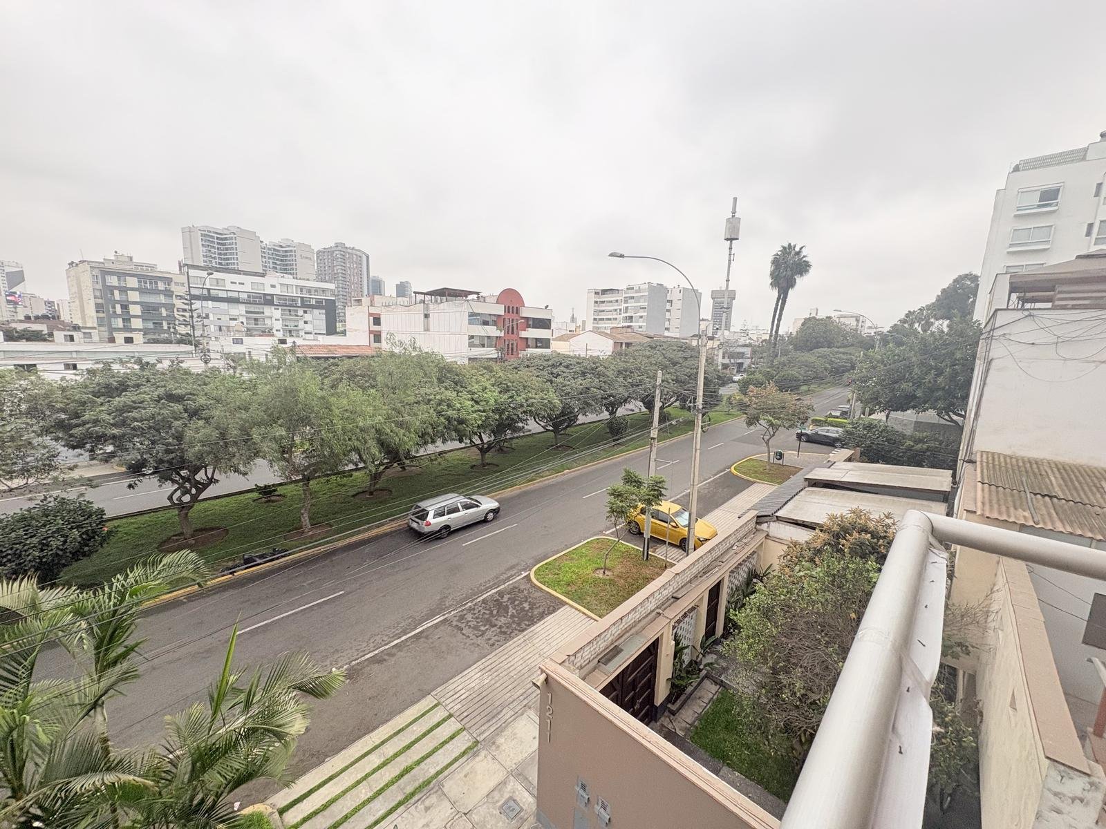 Vendo departamento en San Isidro con dos cocheras.