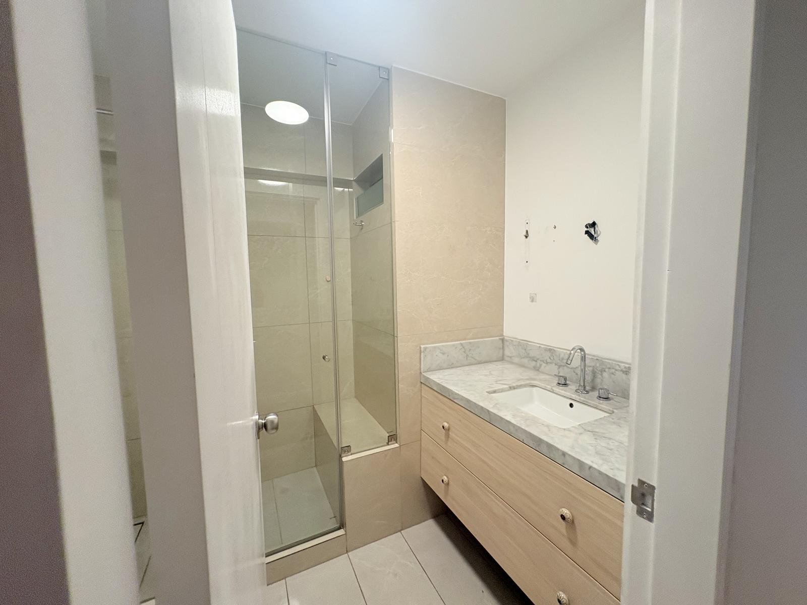 Vendo departamento en San Isidro con dos cocheras.