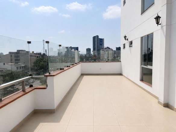 Venta de departamento en San Isidro con terrazas y vista externa.