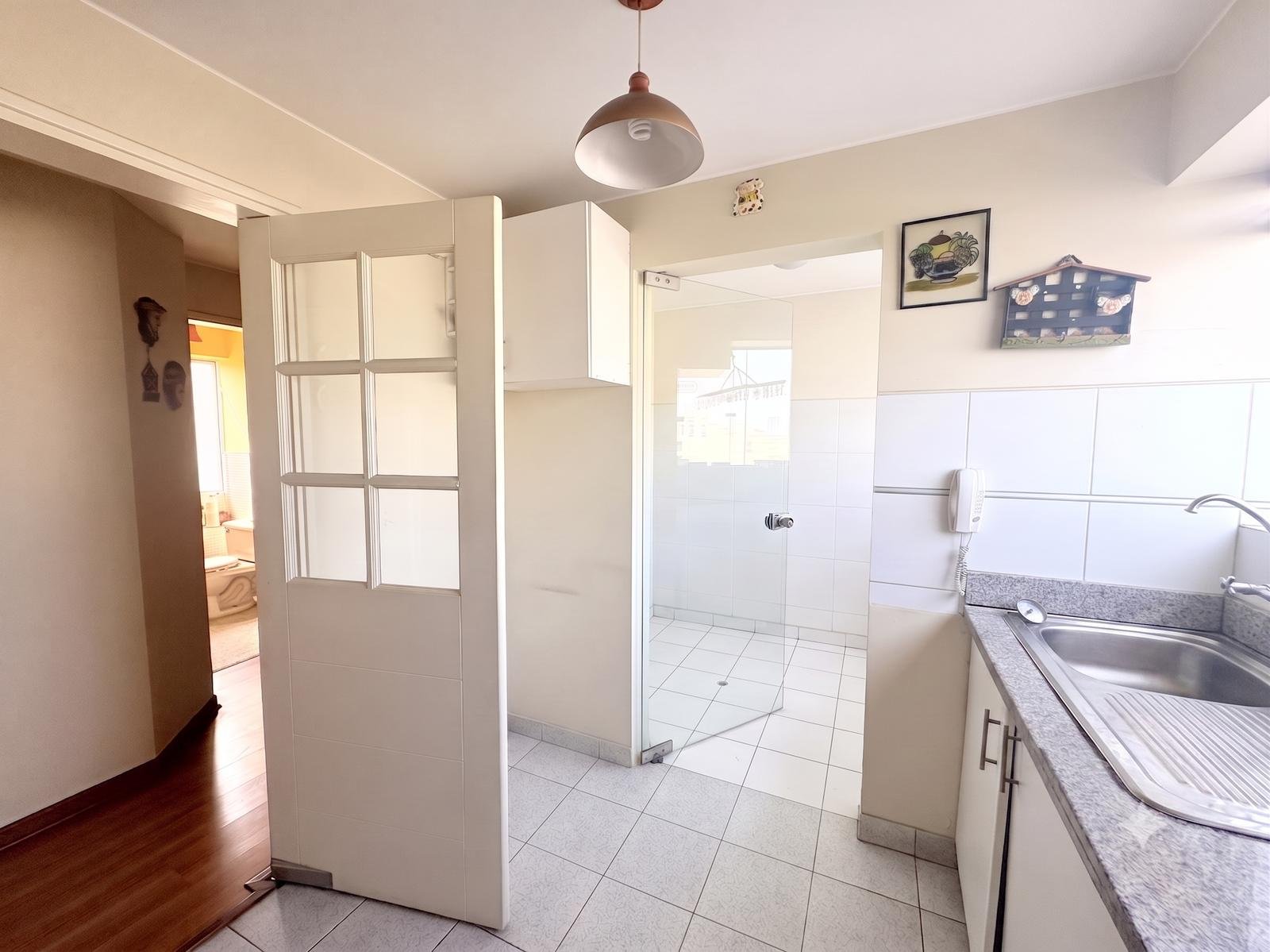 Venta de departamento en San Isidro con terrazas y vista externa.