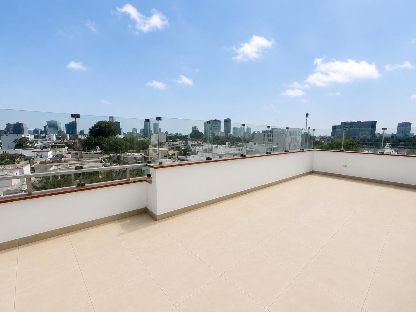 Venta de departamento en San Isidro con terrazas y vista externa.