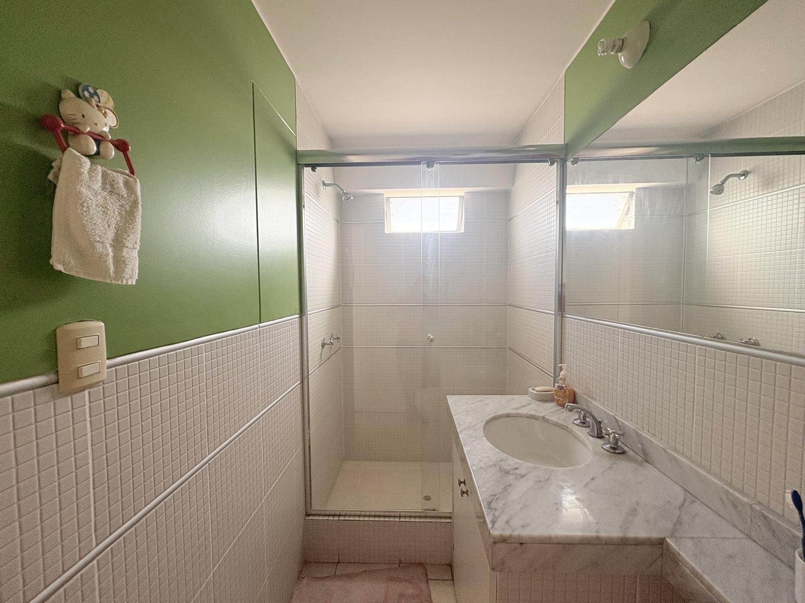 Venta de departamento en San Isidro con terrazas y vista externa.
