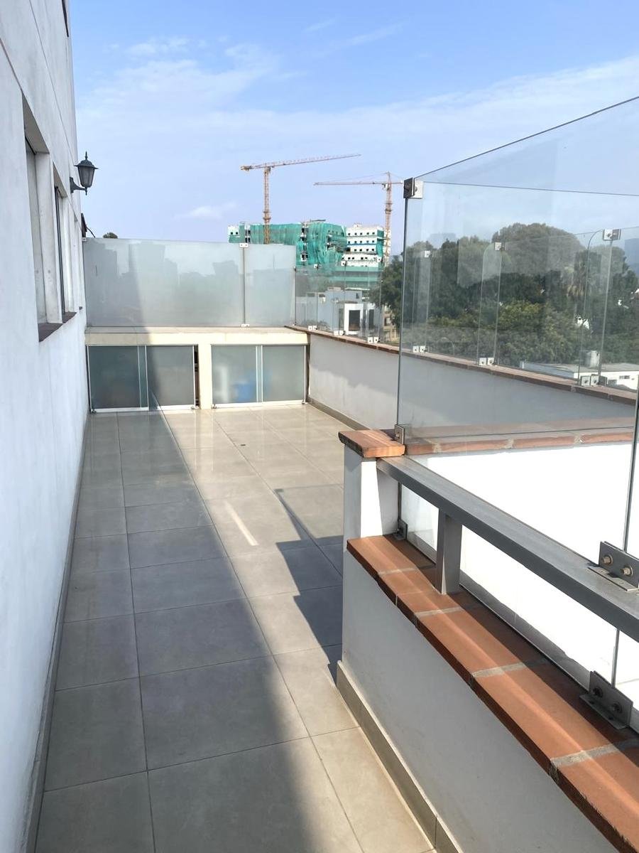 Venta de departamento en San Isidro con terrazas y vista externa.