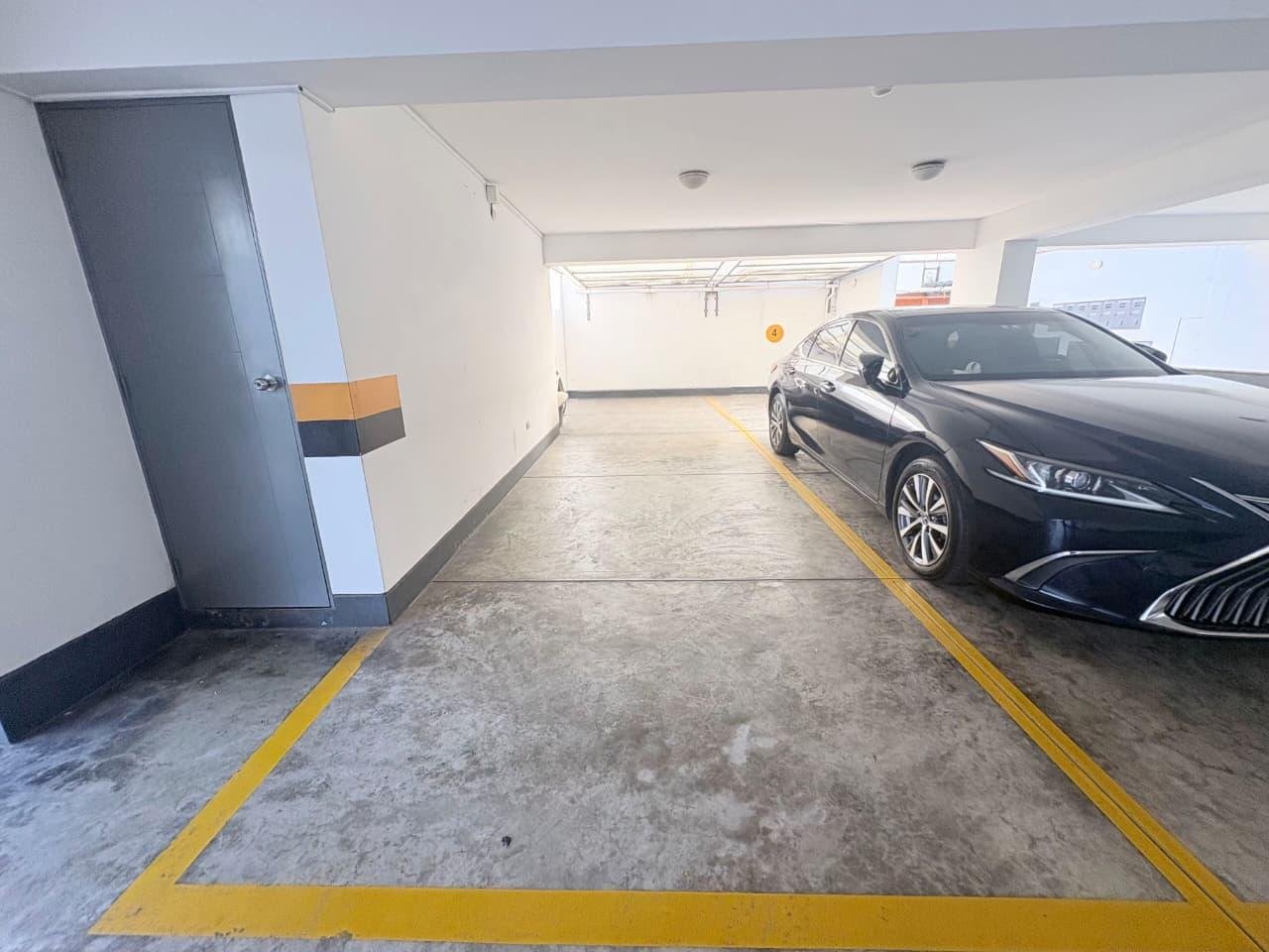 Venta de departamento en San Isidro con terrazas y vista externa.