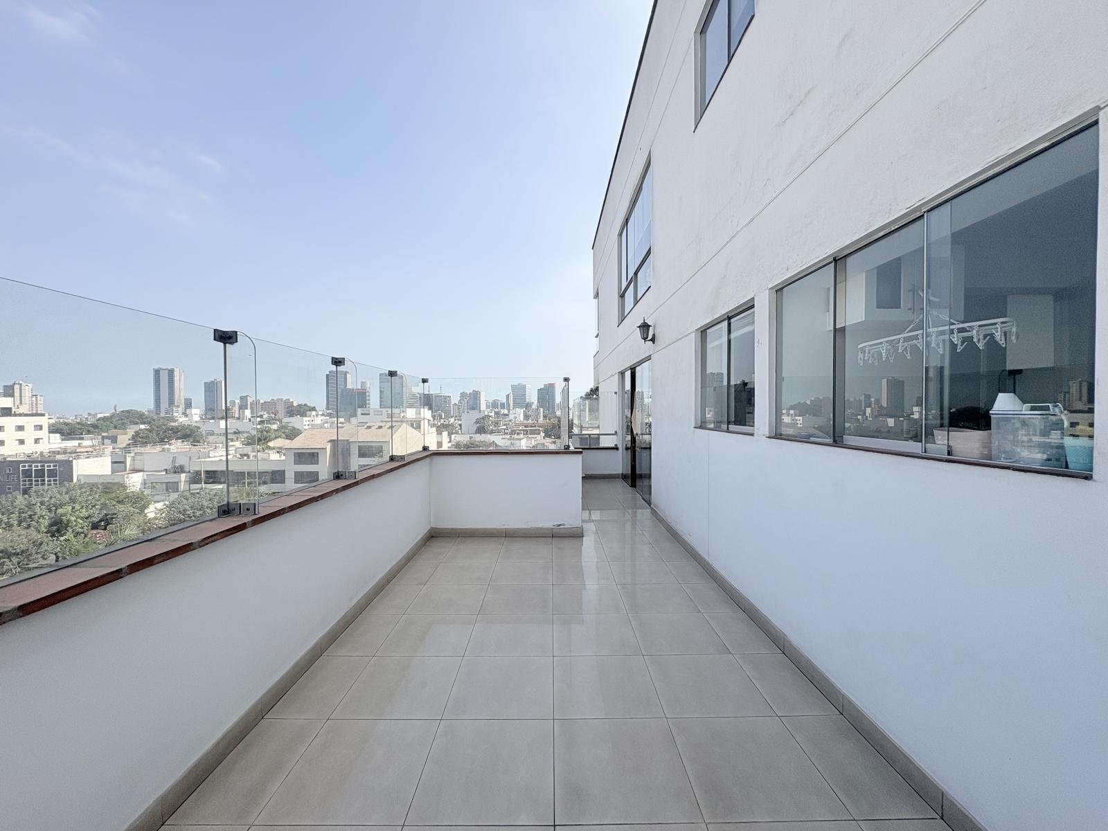 Venta de departamento en San Isidro con terrazas y vista externa.