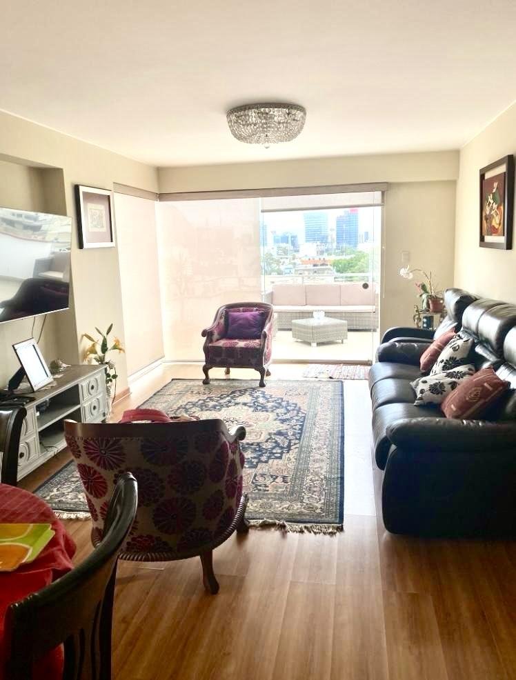 Venta de departamento en San Isidro con terrazas y vista externa.
