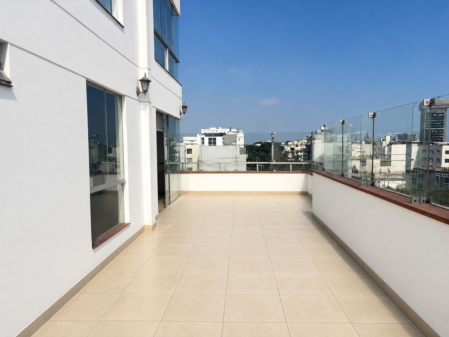 Venta de departamento en San Isidro con terrazas y vista externa.