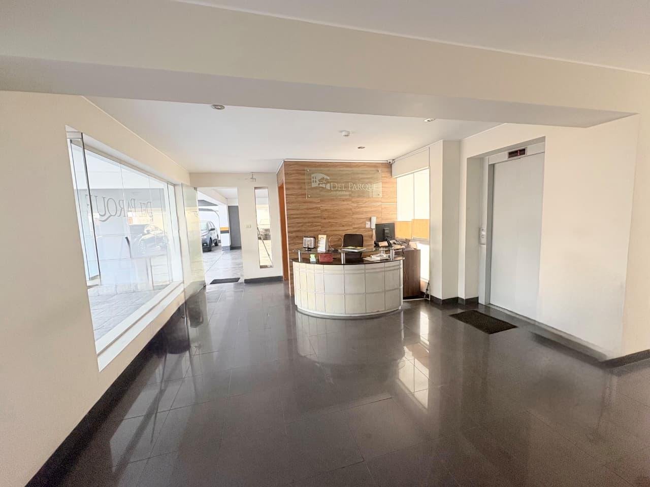 Venta de departamento en San Isidro con terrazas y vista externa.