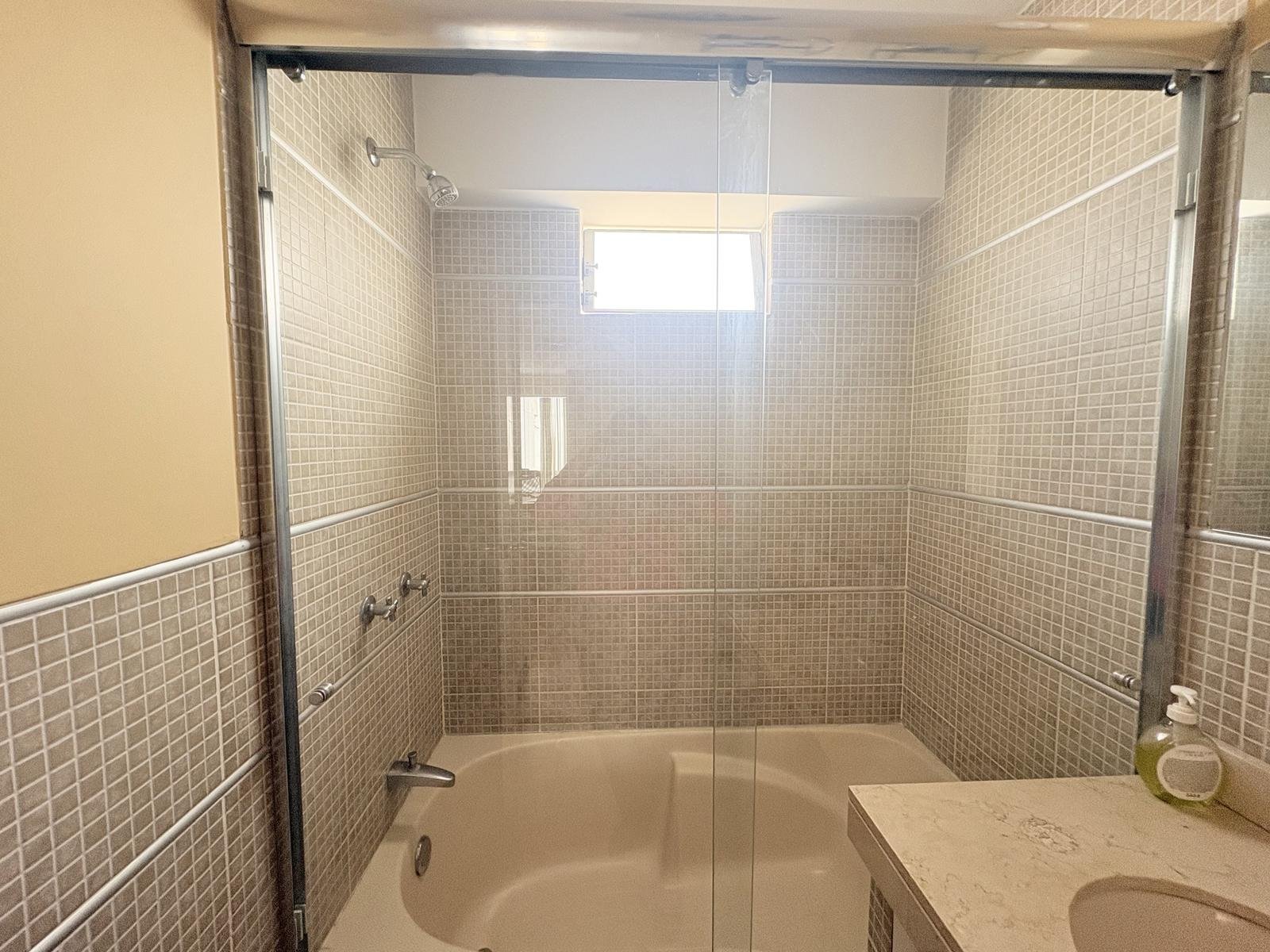 Venta de departamento en San Isidro con terrazas y vista externa.